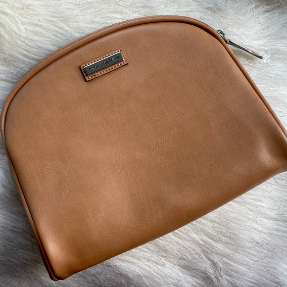 NWOT Tommy Hilfiger Makeup/Travel Bag - Picture 1 of 5